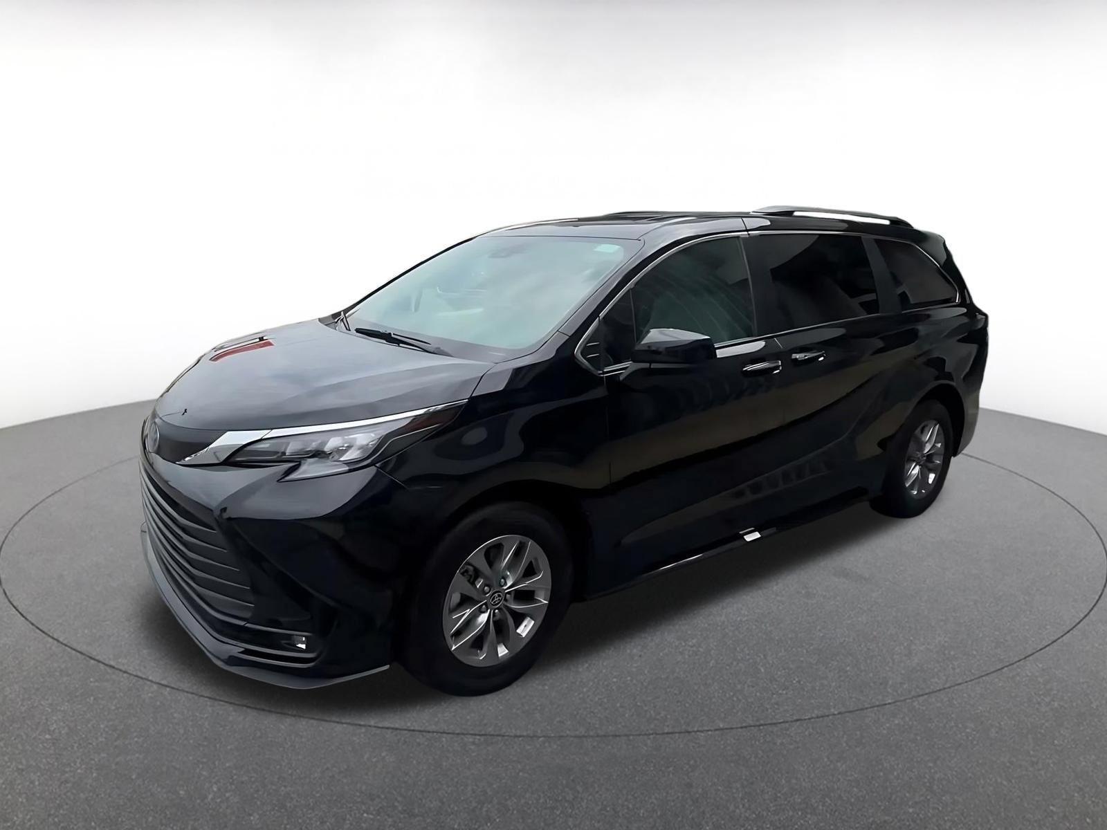 Used 2025 Toyota Sienna XLE FWD image 7