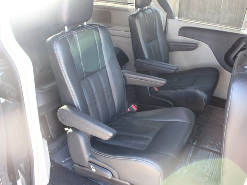 Used 2016 Chrysler Town & Country Touring w/ Driver Convenience Group image 33