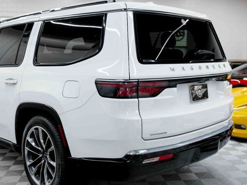 Used 2023 Jeep Wagoneer Series III w/ Premium Group I AWD/4WD image 33
