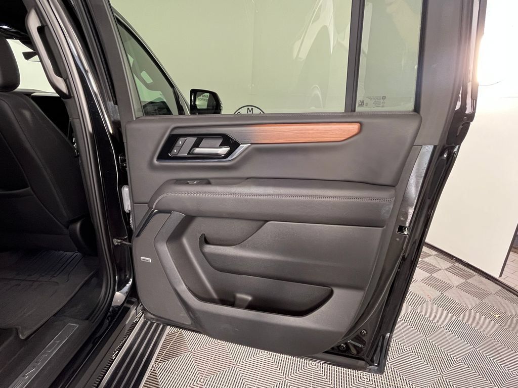 Used 2025 GMC Yukon XL Denali w/ Denali Reserve Package AWD/4WD image 22