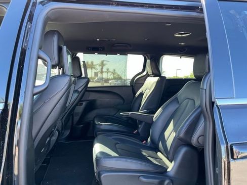 Used 2025 Chrysler Pacifica Select w/ Uconnect Theater Family Group FWD image 25