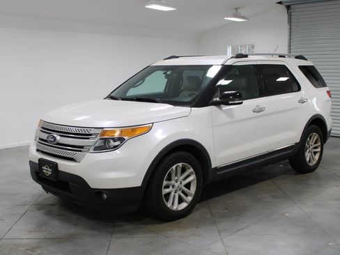 Used 2015 Ford Explorer XLT w/ Equipment Group 202A image 4