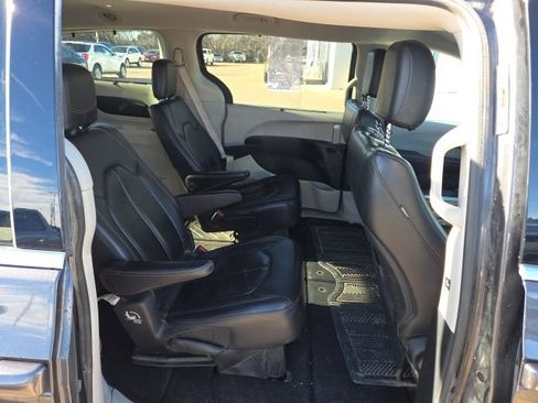 Used 2017 Chrysler Pacifica Touring-L image 15