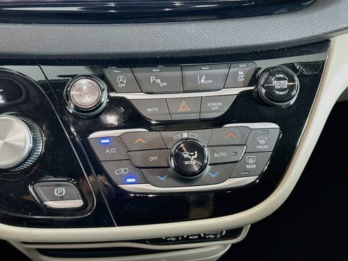 Used 2024 Chrysler Pacifica Touring-L FWD image 24