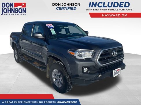 Used 2017 Toyota Tacoma image 1