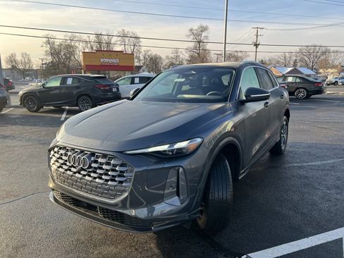 Used 2025 Audi Q5 Premium image 2