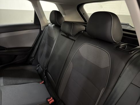 Used 2023 Volkswagen Taos SE w/ Panoramic Sunroof Package FWD image 7