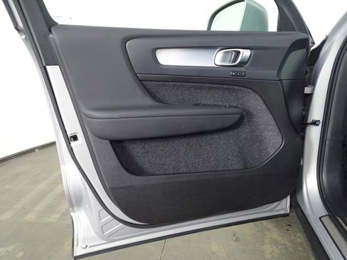 Used 2025 Volvo XC40 B5 Core image 16