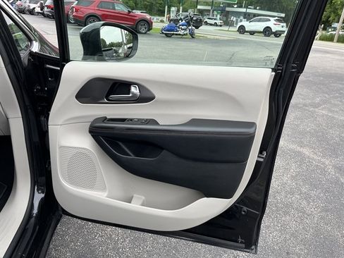 Used 2020 Chrysler Pacifica Touring-L Plus w/ Advanced Safetytec Group FWD image 34