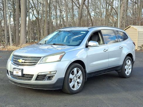 Used 2016 Chevrolet Traverse LT w/ Style and Technology Package image 3