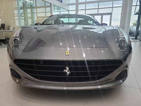 Used 2017 Ferrari California T RWD image 31