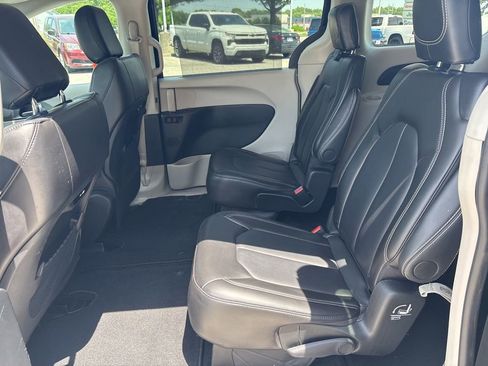 Used 2024 Chrysler Pacifica Touring-L FWD image 31