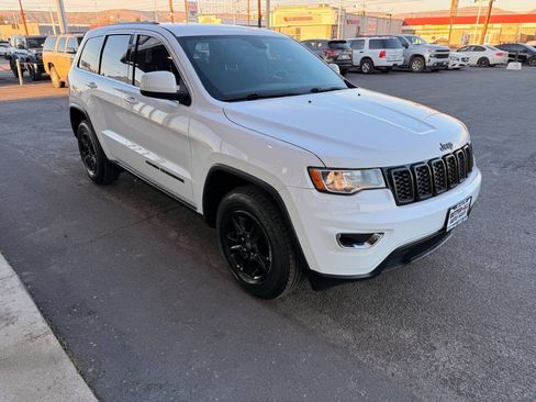 Used 2017 Jeep Grand Cherokee Laredo image 6