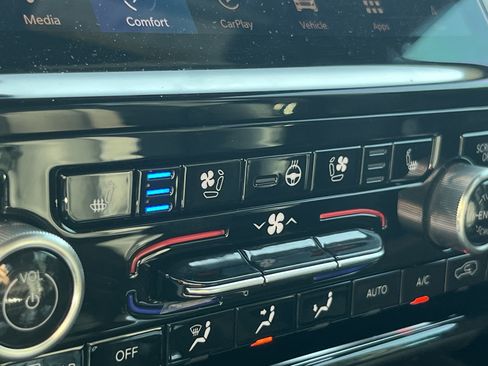 Used 2024 Jeep Grand Cherokee Overland w/ Advanced Protech Group III image 31