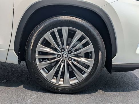 Used 2022 Toyota Highlander Platinum FWD image 13