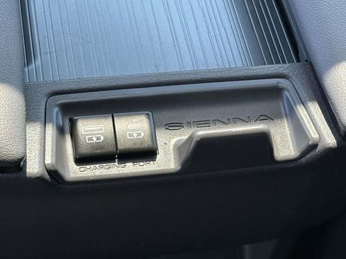 Used 2023 Toyota Sienna XSE AWD/4WD image 17