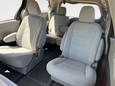 Used 2020 Toyota Sienna L w/ Carpet Mat Package image 13