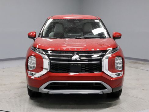 New 2025 Mitsubishi Outlander SE image 3