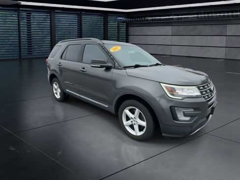 Used 2017 Ford Explorer XLT w/ Equipment Group 201A image 2
