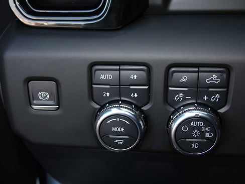 Used 2024 GMC Sierra 1500 AT4 w/ Technology Package AWD/4WD image 33