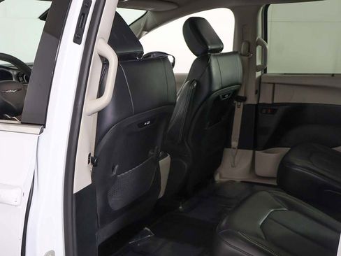 Used 2024 Chrysler Pacifica Touring-L image 24