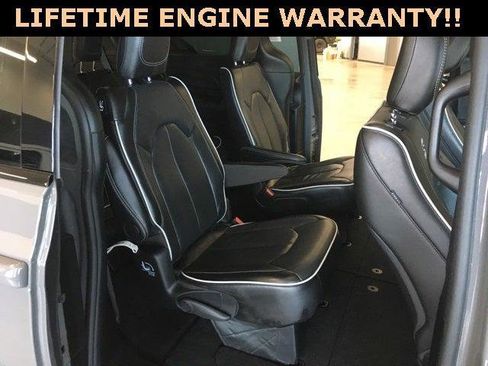 Certified 2025 Chrysler Pacifica Limited image 32