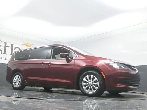 Used 2017 Chrysler Pacifica Touring w/ Tire & Wheel Group image 2