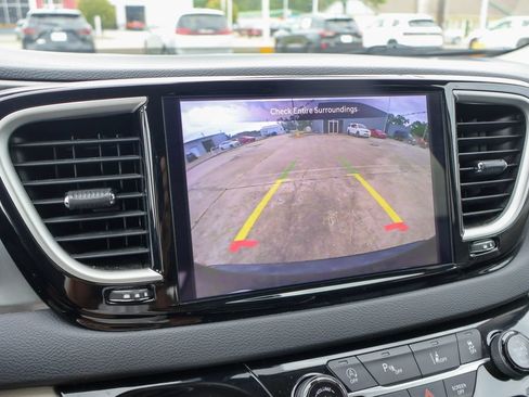 Used 2023 Chrysler Pacifica Touring-L FWD image 4