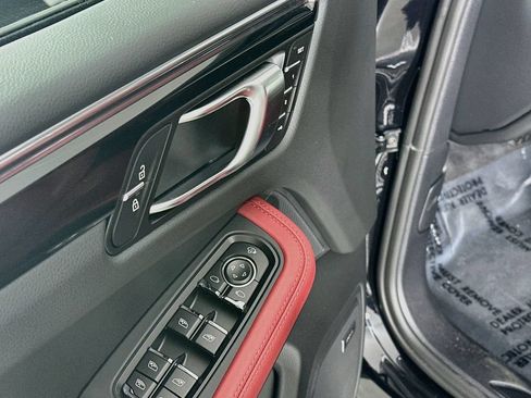 Certified 2026 Porsche Macan AWD/4WD image 19
