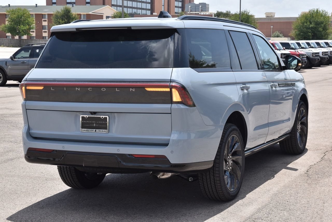 New 2027 Lincoln Navigator Reserve w/ Jet Appearance Package AWD/4WD image 7