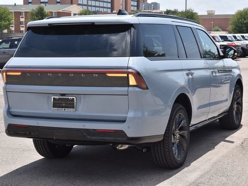New 2027 Lincoln Navigator Reserve w/ Jet Appearance Package AWD/4WD image 7
