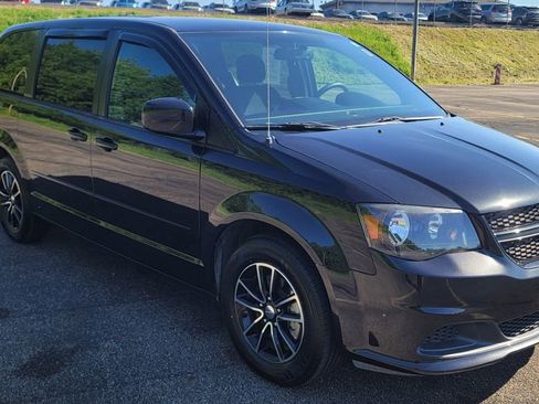 Used 2016 Dodge Grand Caravan SE FWD image 2