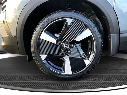 Certified 2025 Nissan Kicks SR image 32