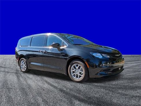 Used 2023 Chrysler Voyager LX image 2