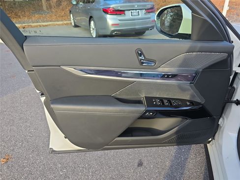 Used 2024 BMW 740i image 19