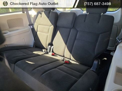 Used 2018 Dodge Grand Caravan SE w/ UConnect Hands-Free Group image 17