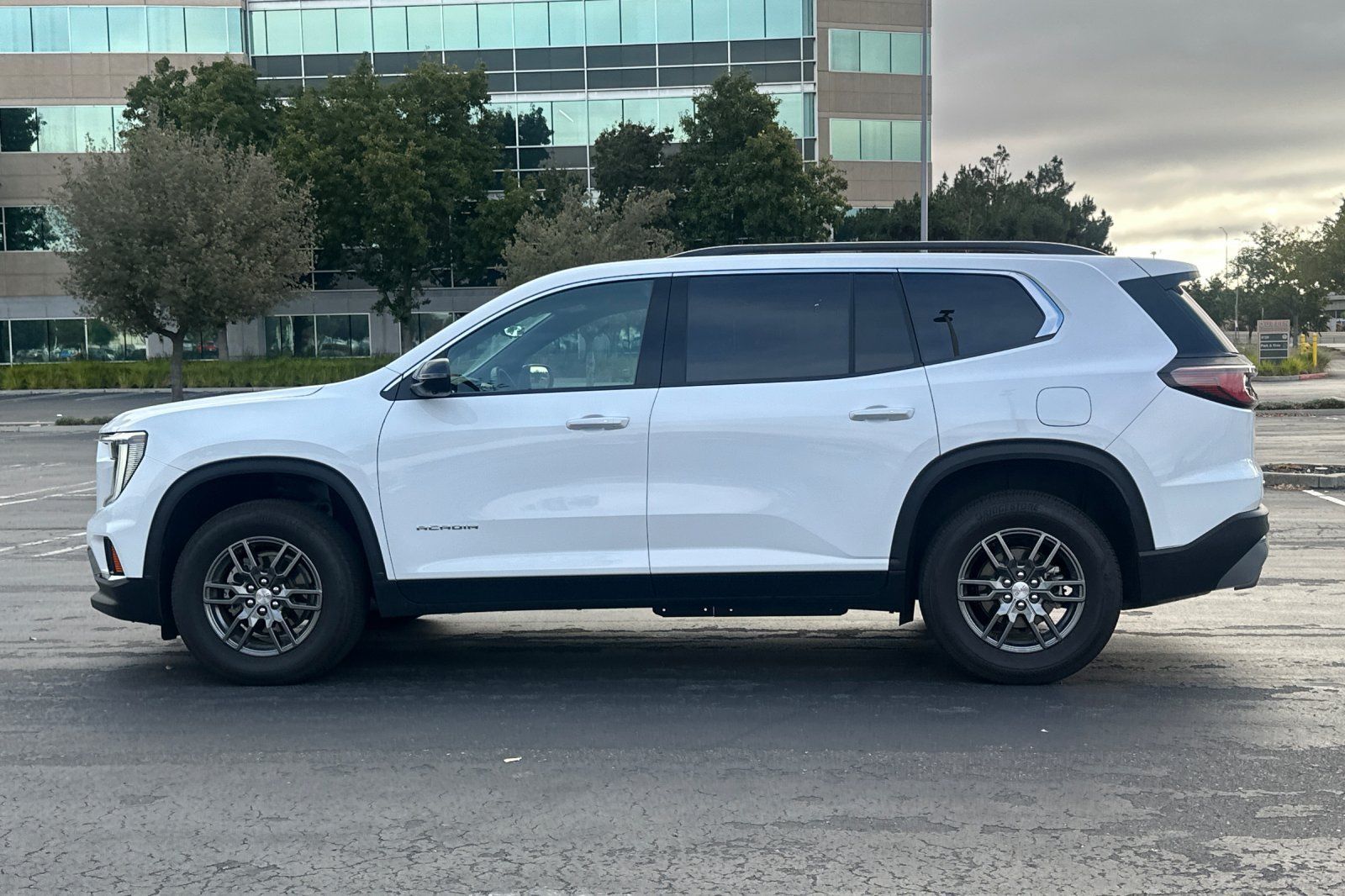 Used 2026 GMC Acadia Elevation FWD image 7