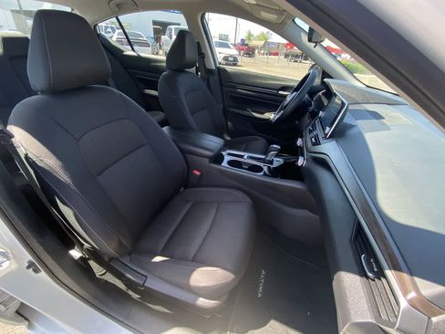 Used 2024 Nissan Altima 2.5 SV FWD image 45