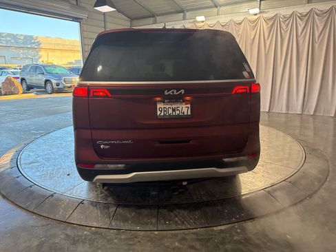 Used 2022 Kia Carnival LX image 5