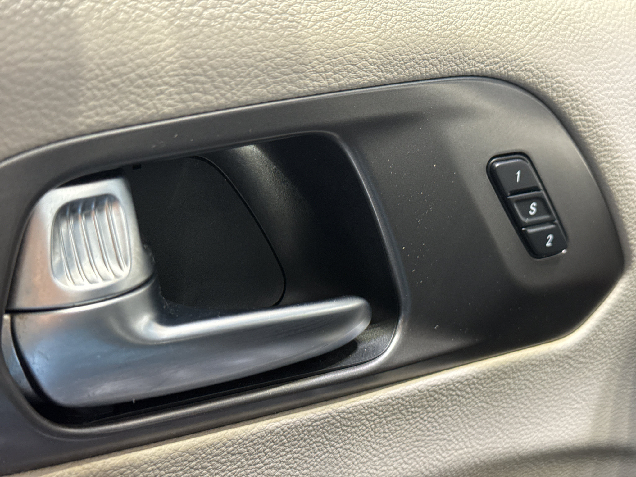 Used 2020 Chrysler Pacifica Touring-L FWD image 33