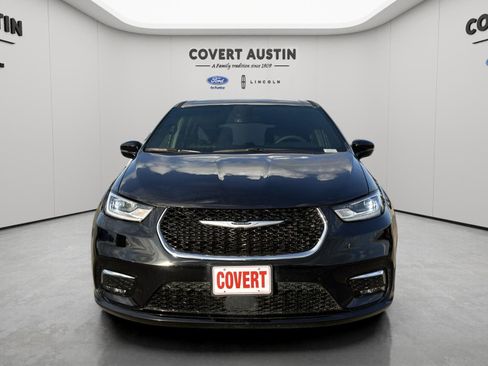 Used 2025 Chrysler Pacifica Select image 8