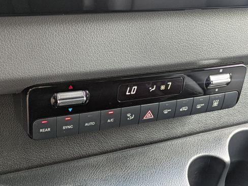 Used 2021 Mercedes-Benz Sprinter 2500 image 27