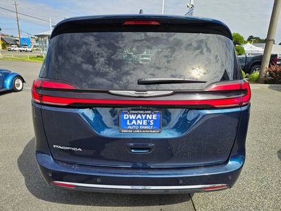 Used 2025 Chrysler Pacifica Select