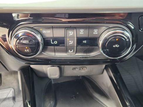 Used 2026 Chevrolet Trax LT w/ Sunroof Package image 18