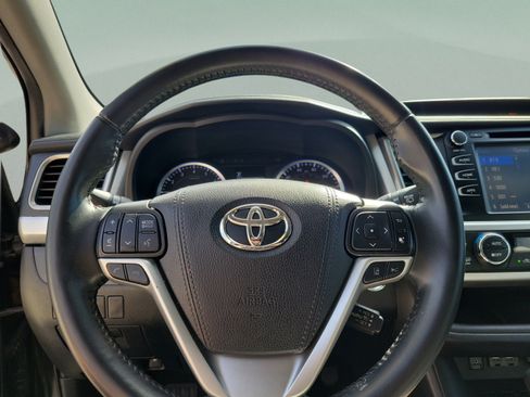 Used 2019 Toyota Highlander SE FWD image 12