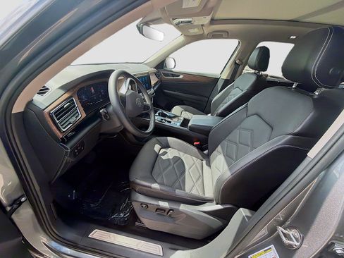 Used 2024 Volkswagen Atlas SE w/ Panoramic Sunroof Package FWD image 16