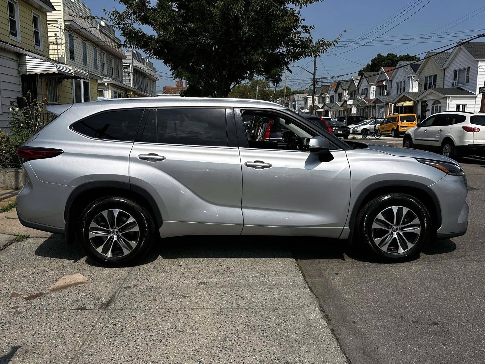 Certified 2021 Toyota Highlander XLE AWD/4WD image 7
