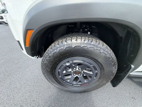 Used 2025 Nissan Frontier PRO-4X AWD/4WD image 16