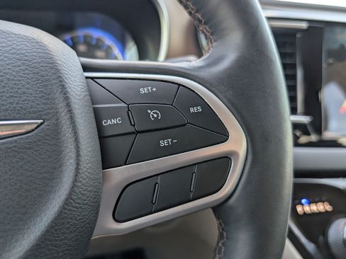Used 2018 Chrysler Pacifica Touring-L Plus w/ Tire & Wheel Group FWD image 23
