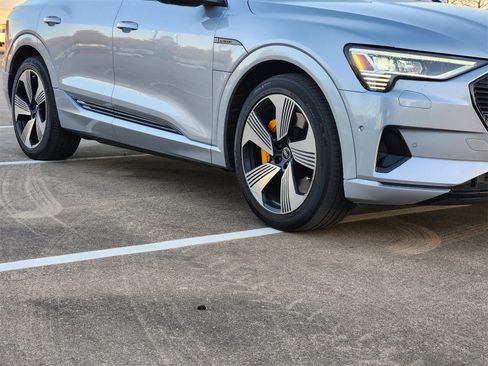 Used 2022 Audi e-tron Premium Plus image 11